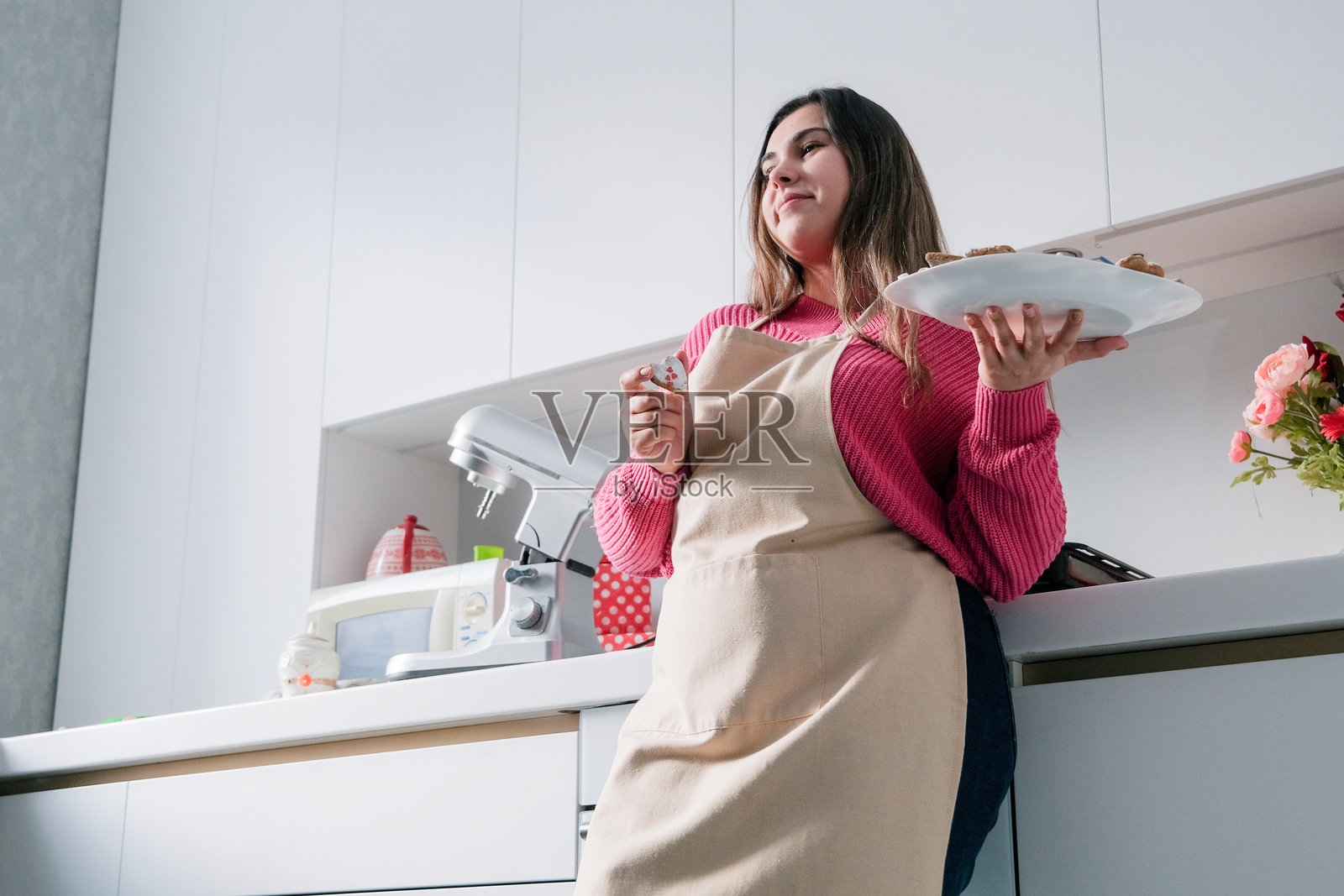 女人在厨房里制作心形饼干照片摄影图片