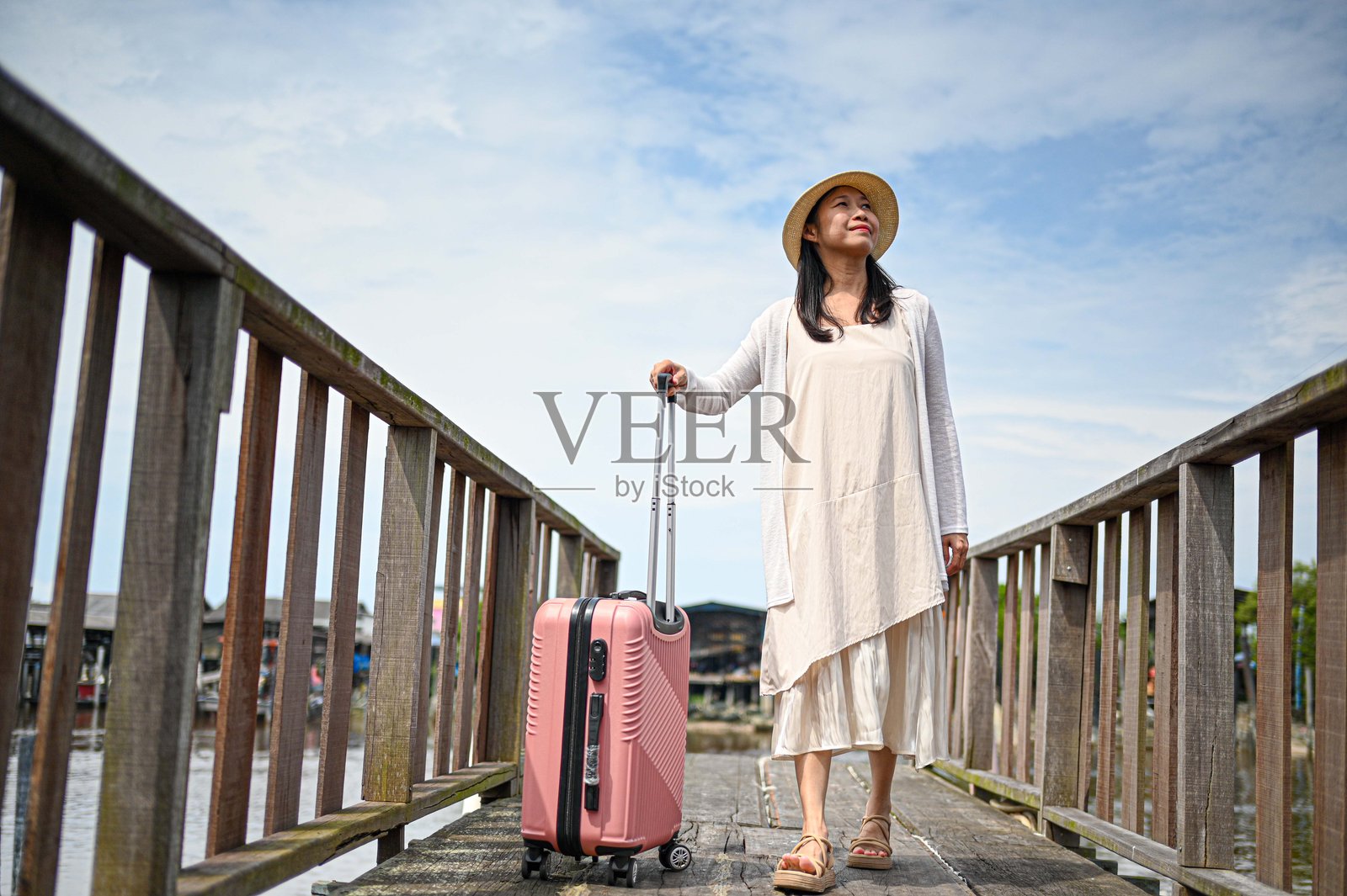 在码头准备好航行的女子与游艇照片摄影图片