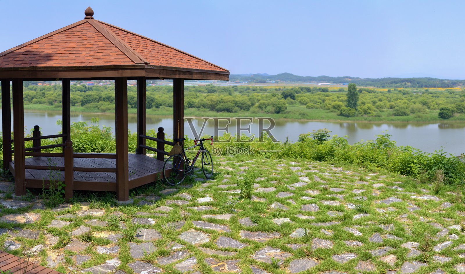 俯瞰金江的凉亭休息站照片摄影图片