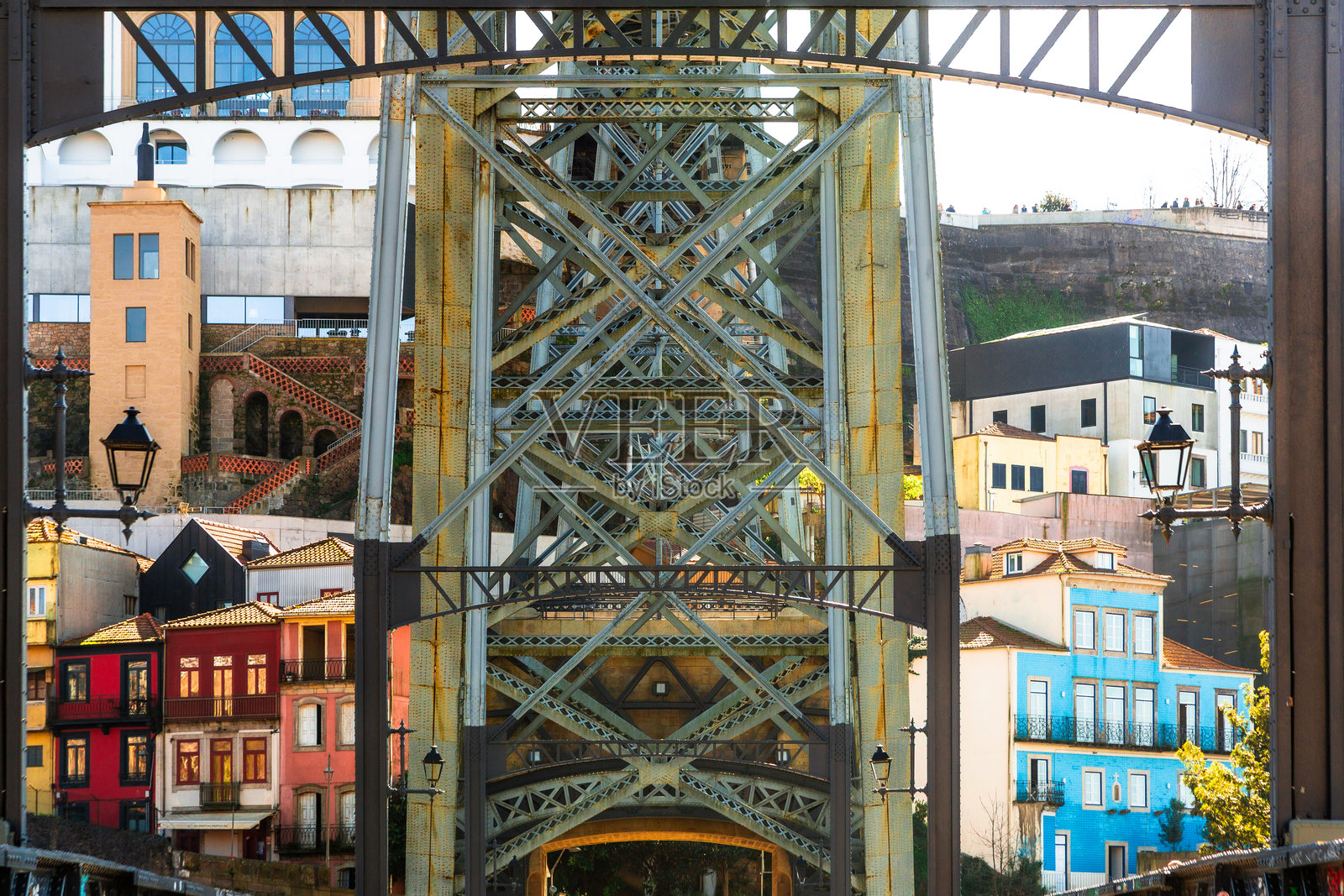 葡萄牙波尔图的老城区建筑和路易斯一世大桥照片摄影图片