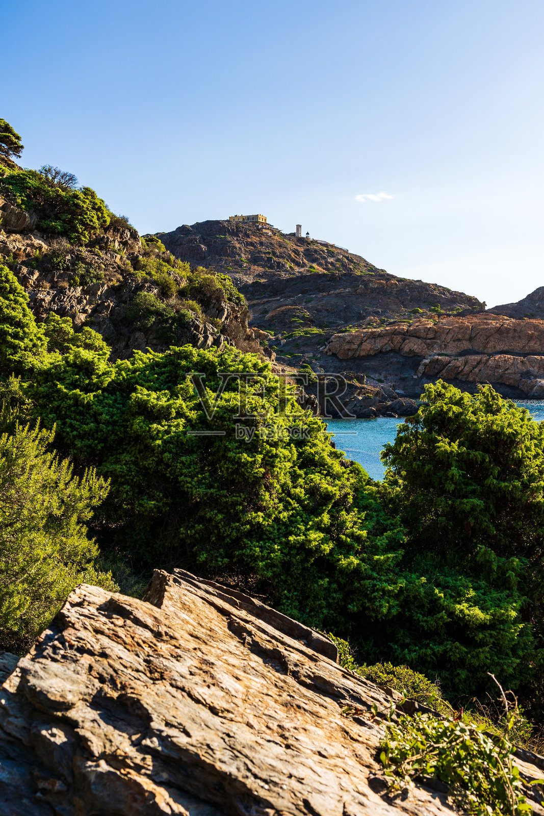 西班牙布拉瓦海岸的克雷乌斯角，灯塔矗立其上照片摄影图片