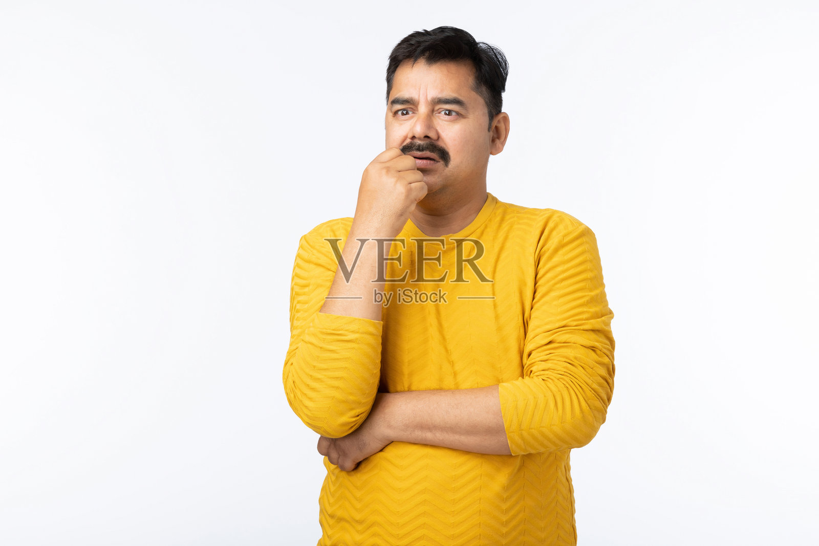 现代中年男子穿着黄色T恤的肖像，背景为白色。照片摄影图片