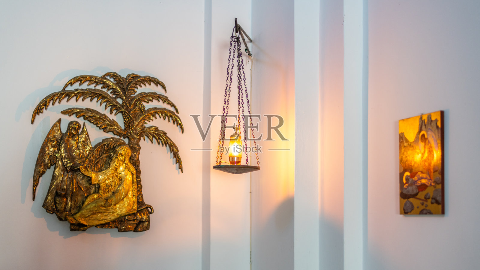 这件宗教艺术作品的精致细节在柔和的光线照耀下，诉说着持久的信仰。照片摄影图片