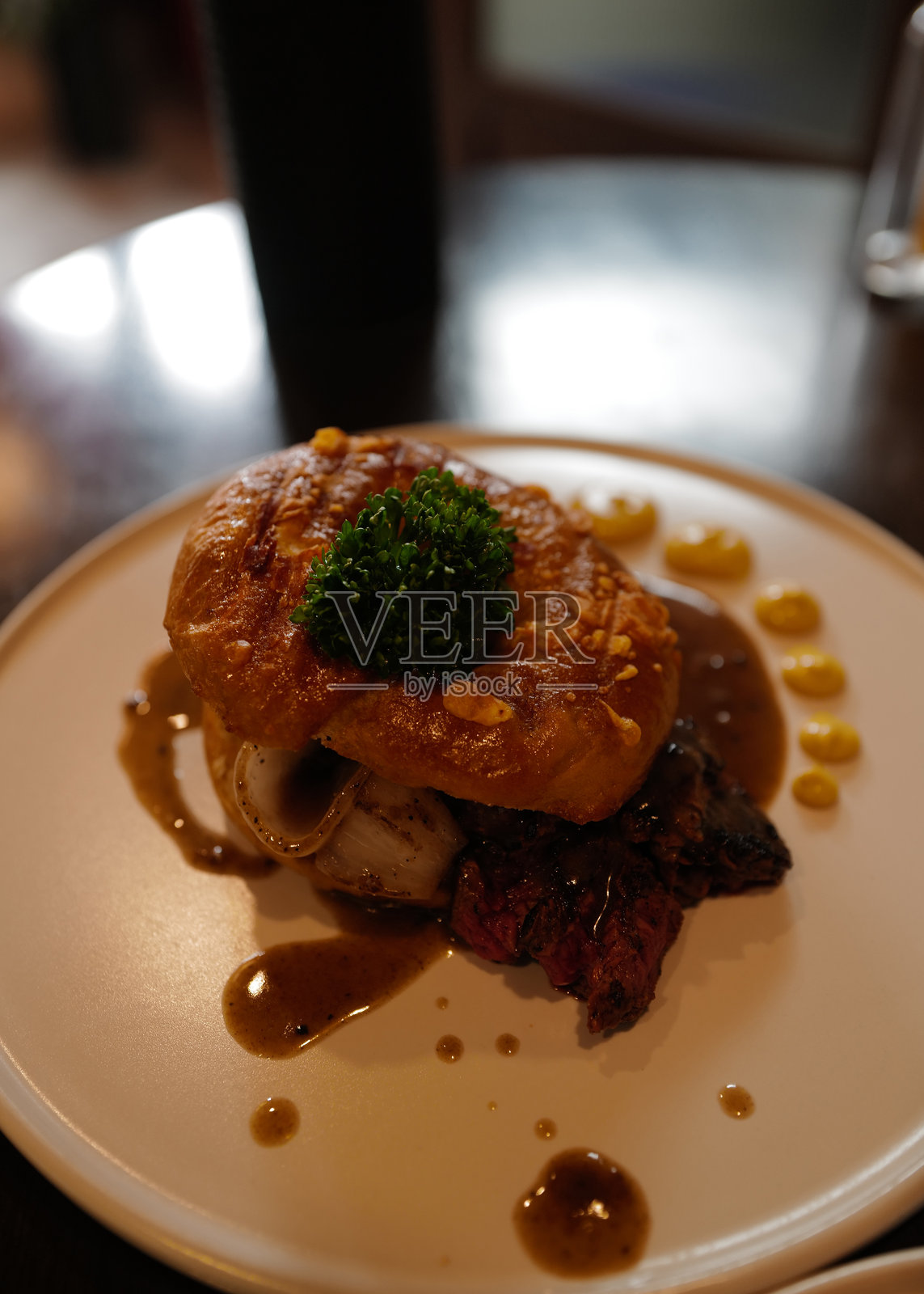 特写的百吉饼配和牛牛排照片摄影图片