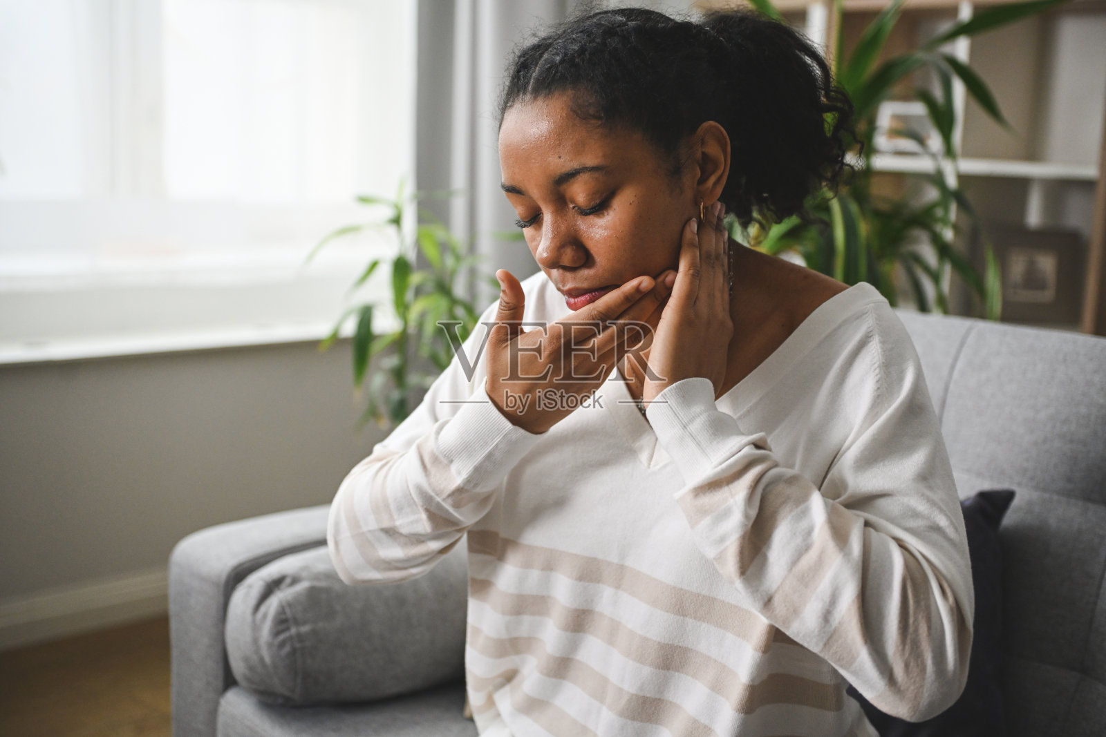 女人生病了照片摄影图片