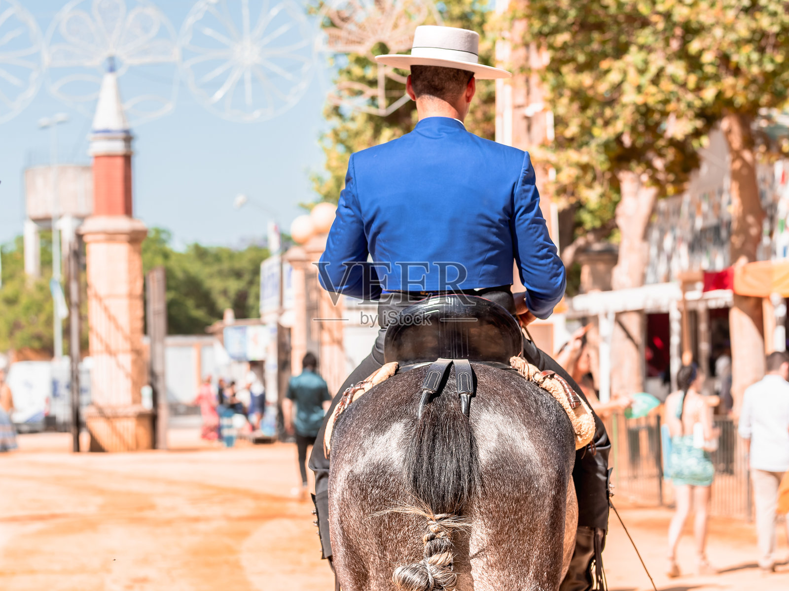 优雅的骑马者在充满活力的赫雷斯博览会上照片摄影图片