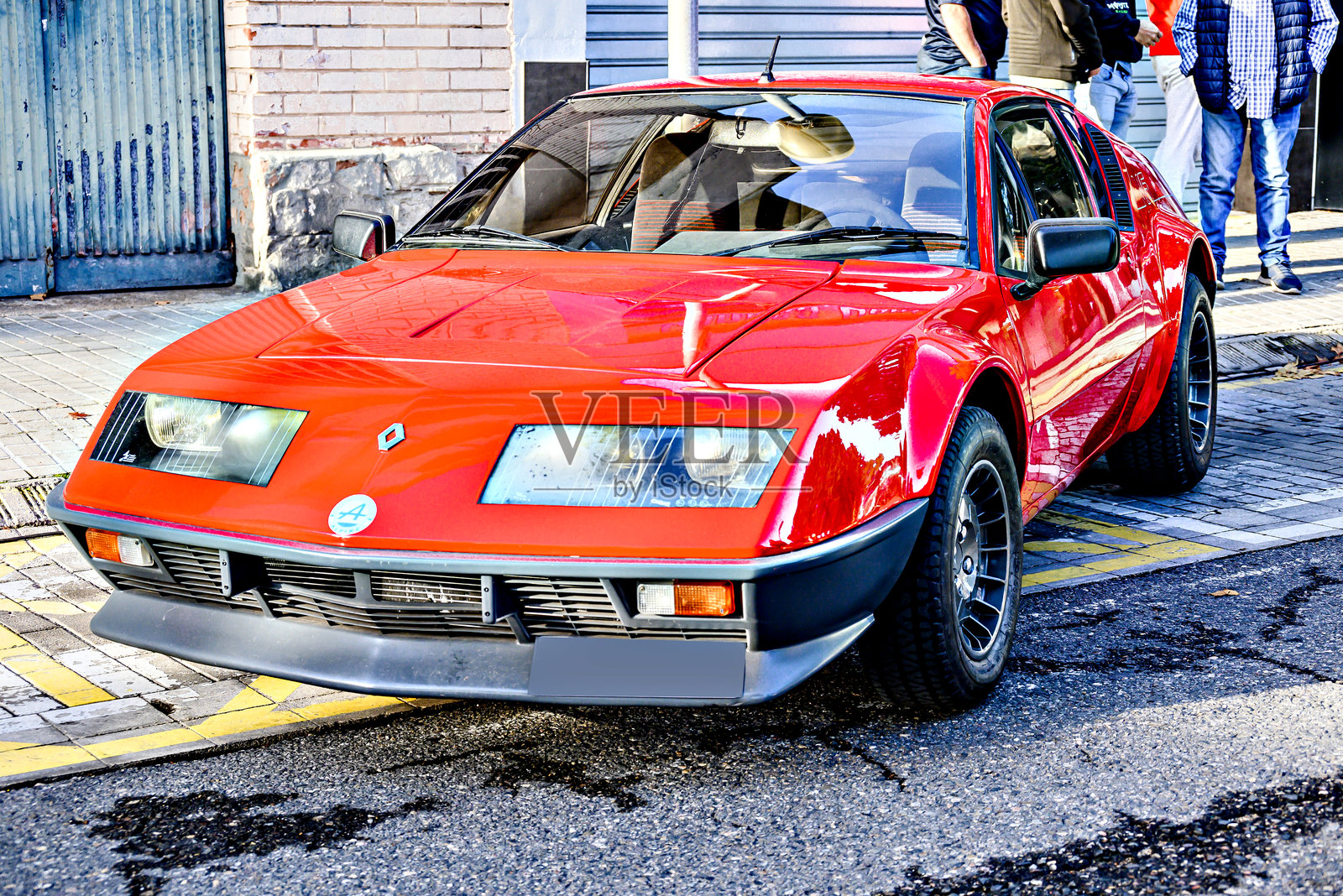 经典的雷诺阿尔卑斯汽车在路上展示。复古，古董照片摄影图片