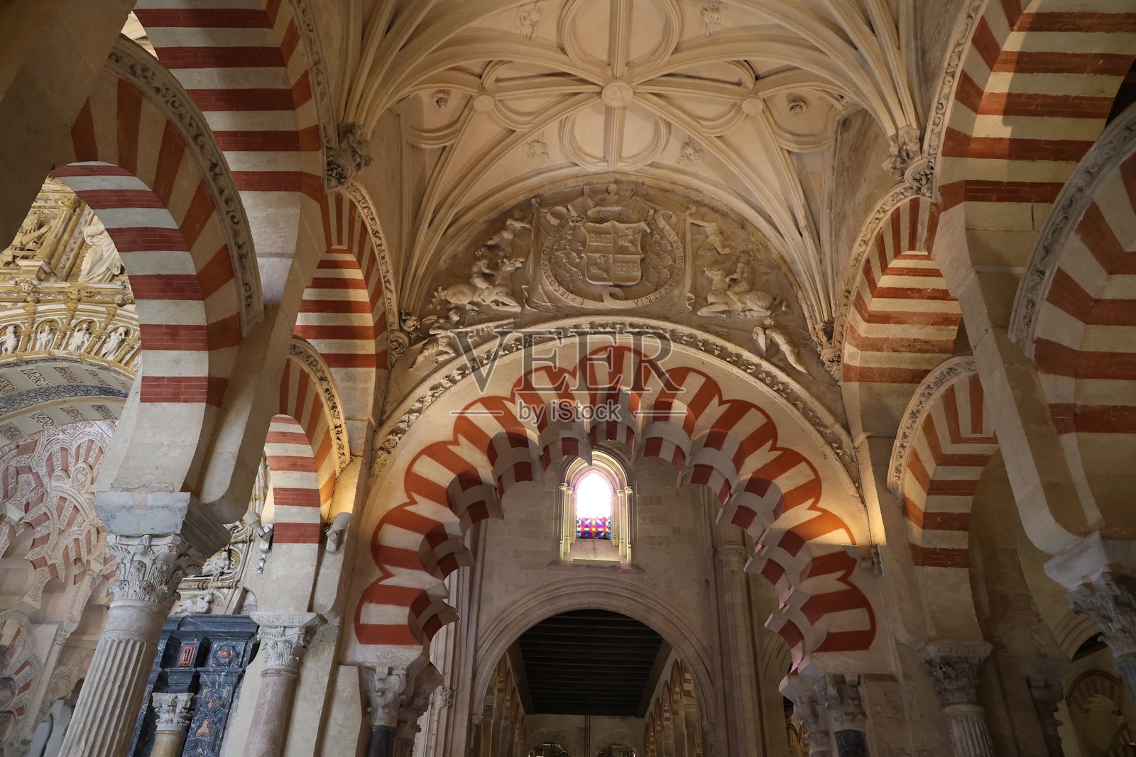 科尔多瓦清真寺大教堂的内部景观 - 安达卢西亚，西班牙，祈祷大厅中的马蹄形拱门照片摄影图片