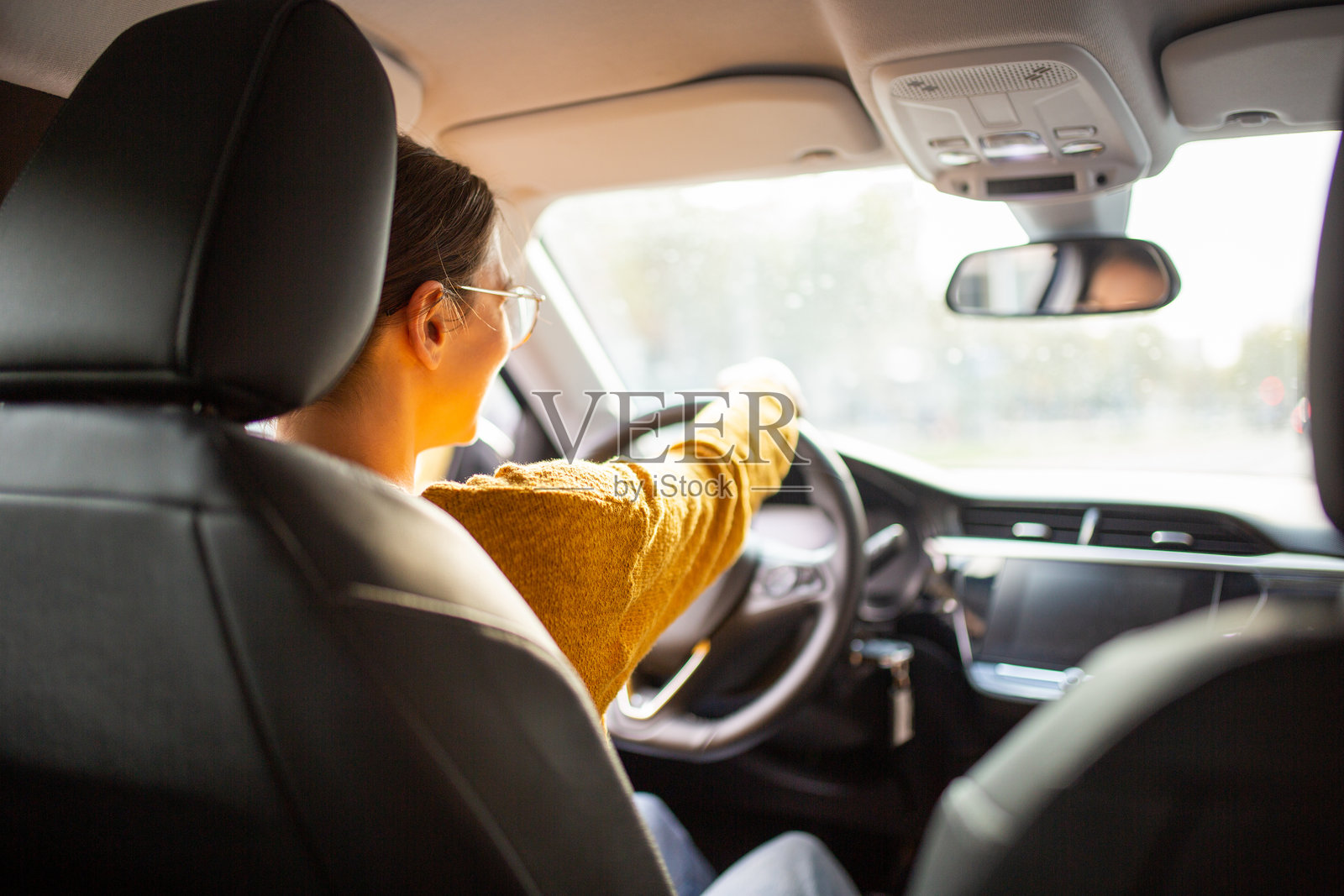年轻的通勤女性驾驶汽车照片摄影图片