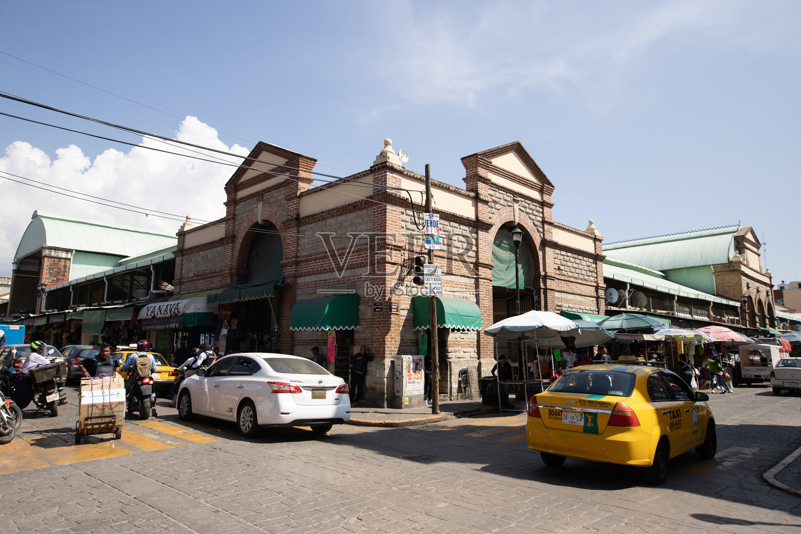 瓦哈卡华雷斯中央市场的内部和食品摊位，11月20日。照片摄影图片