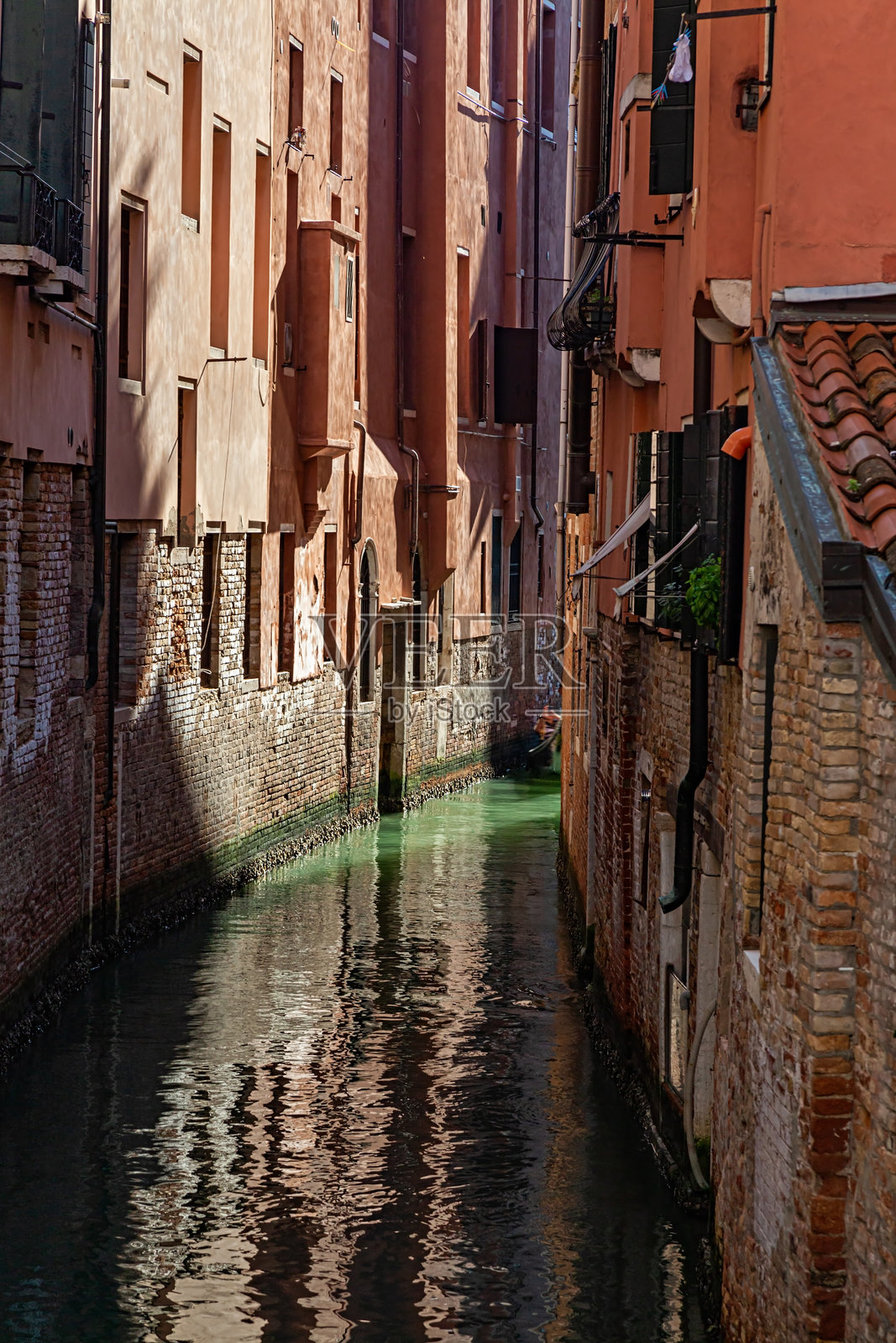 威尼斯，意大利的狭窄运河照片摄影图片