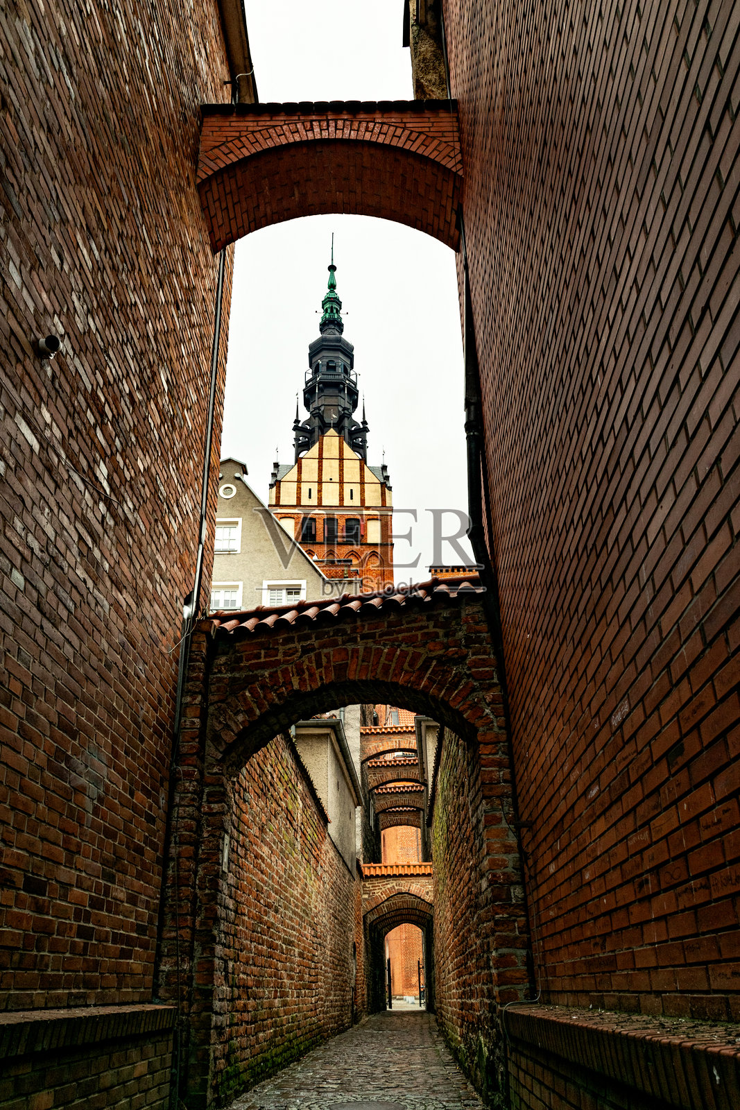 埃尔布朗古城的古老狭窄小巷。砖砌哥特式建筑照片摄影图片