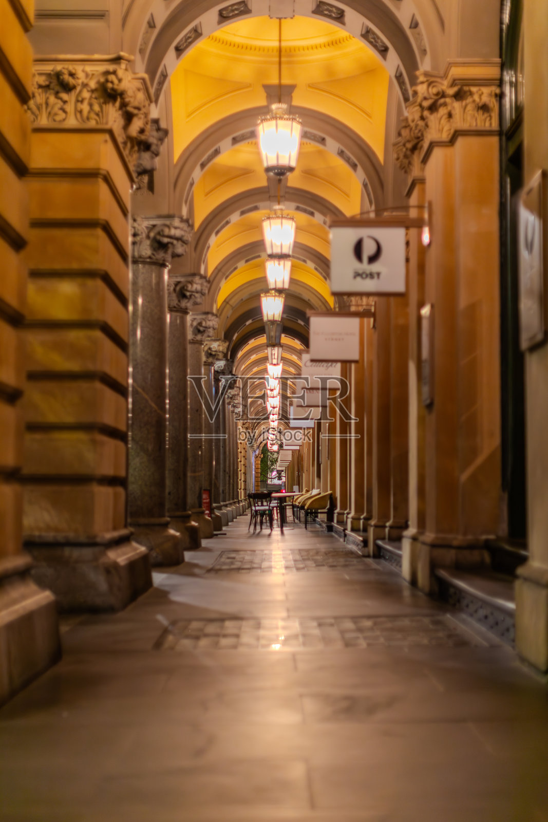 悉尼乔治街的历史砂岩建筑在夜间被照亮照片摄影图片