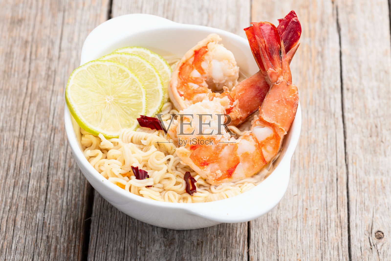 虾仁冬阴功汤方便面和青柠的摄影。亚洲美食。俯视图。照片摄影图片