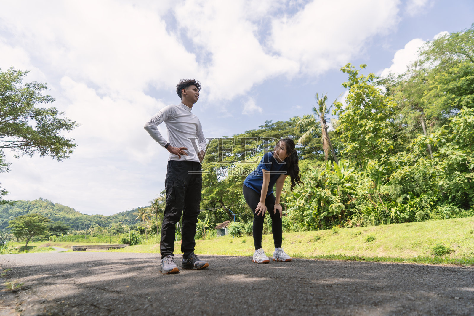 活力四射的亚洲年轻情侣在乡村地区休息锻炼。照片摄影图片