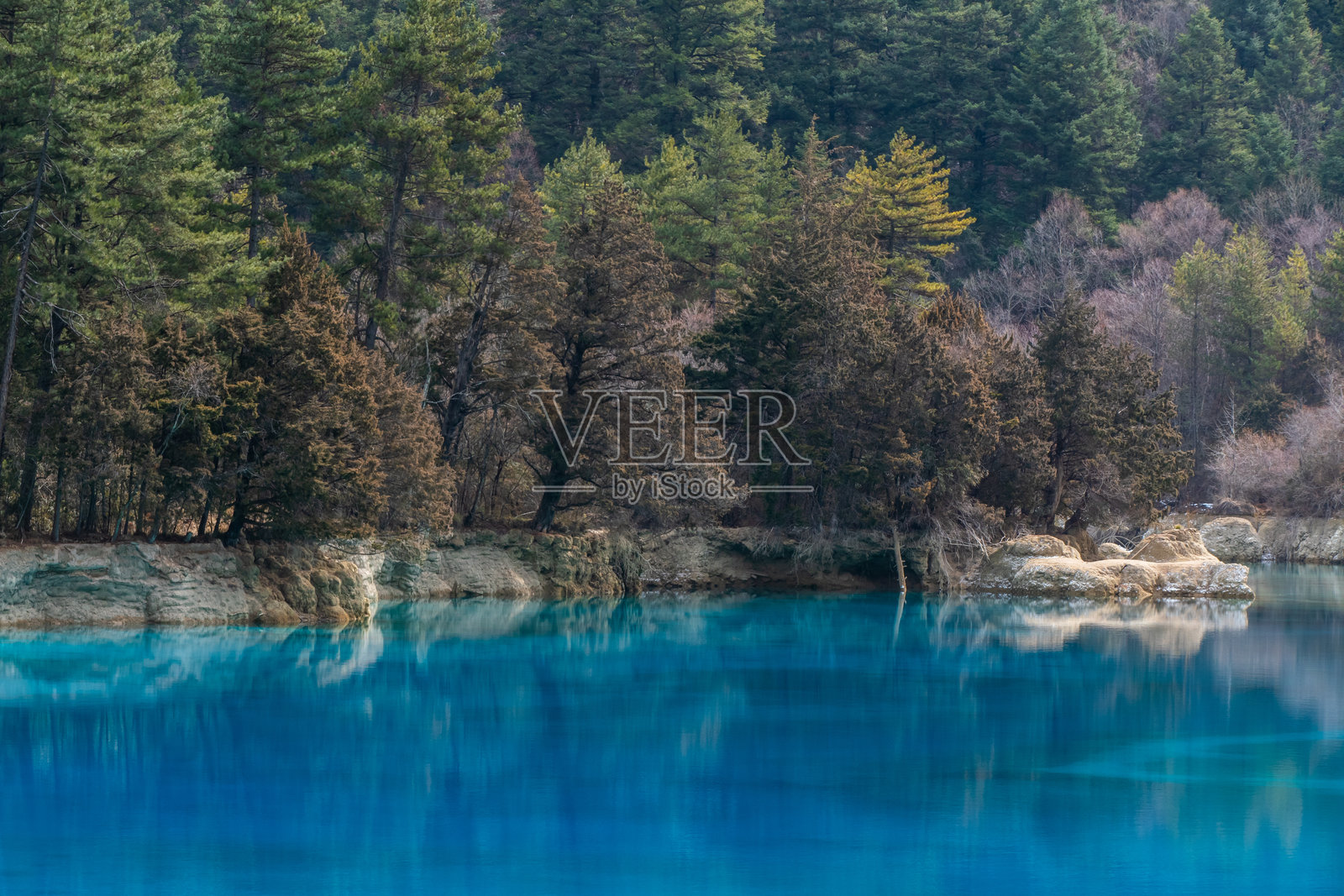 中国九寨沟的睡龙湖照片摄影图片