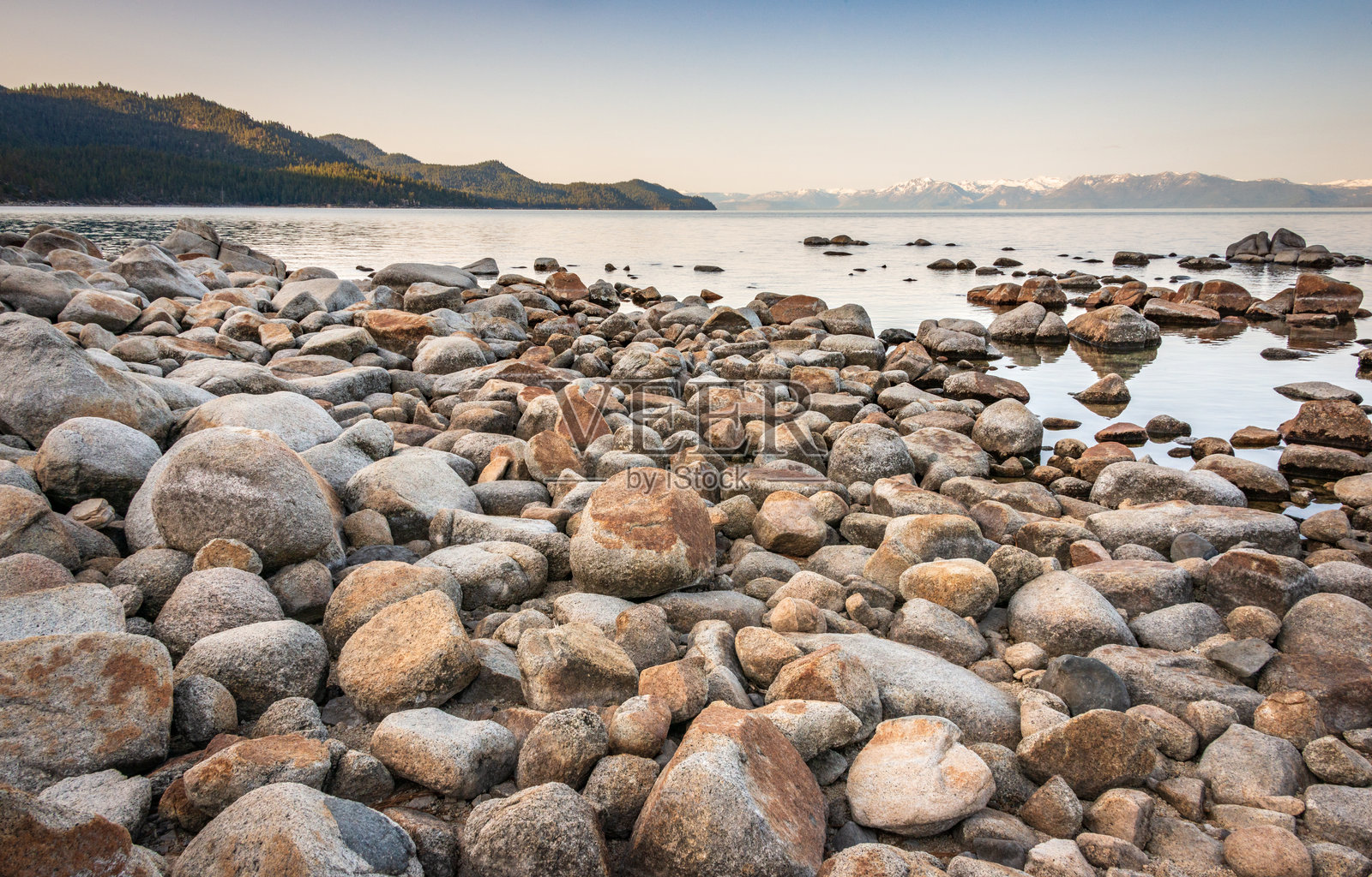 太浩湖岸边的光滑岩石照片摄影图片