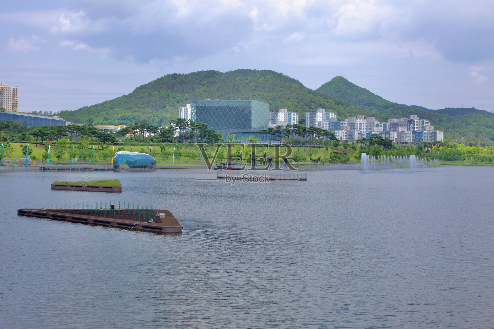 世宗湖公园的漂浮湿地和喷泉照片摄影图片