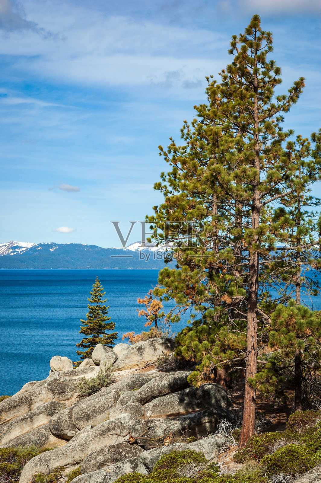 蓝色的水和内华达山脉，塔霍湖照片摄影图片