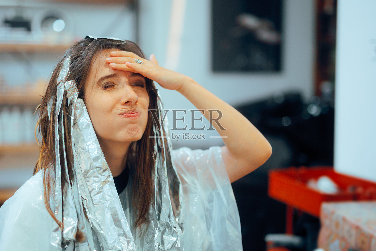 忘记了什么的压力女性，头上戴着铝箔照片摄影图片