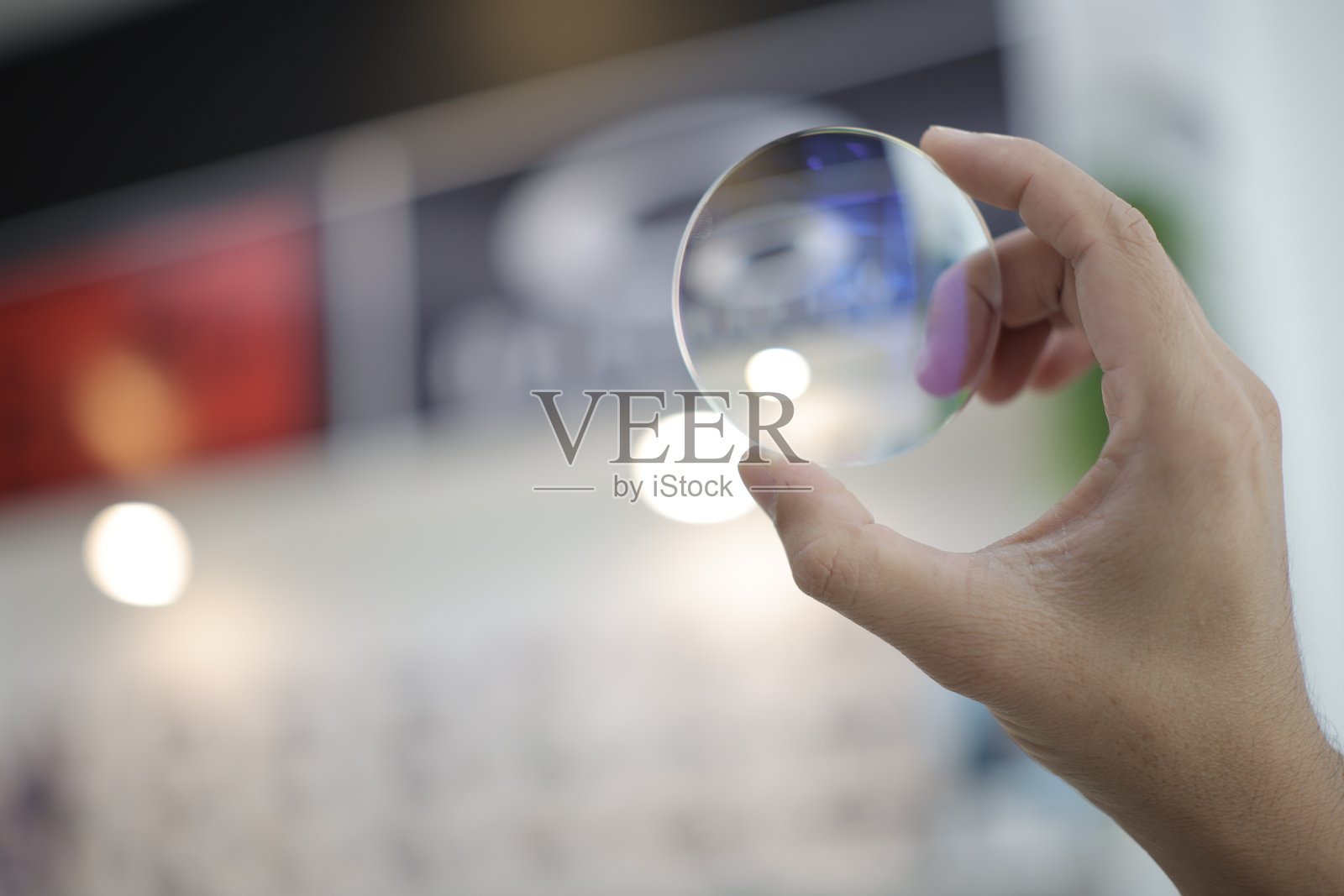 医生手持眼镜镜片照片摄影图片