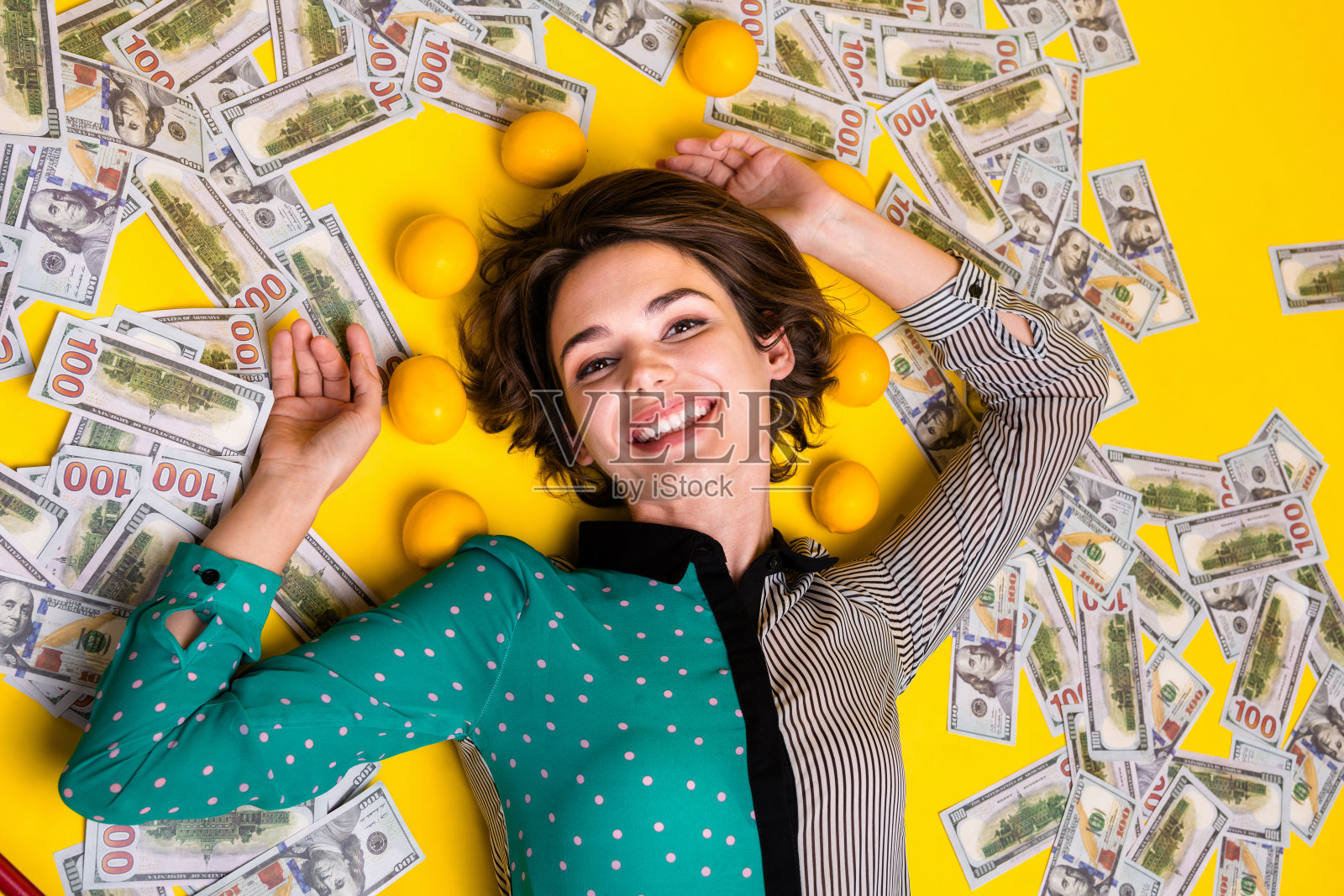 穿着时尚衣服的迷人女性，展现财富与奢华，背景为黄色。照片摄影图片