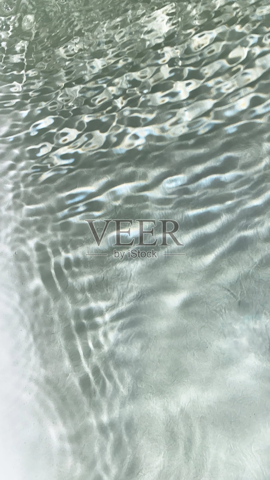 慢动作下的纯净水面反射阳光。水面纹理俯视图。阳光与阴影。干净游泳池的涟漪和波浪运动。照片摄影图片