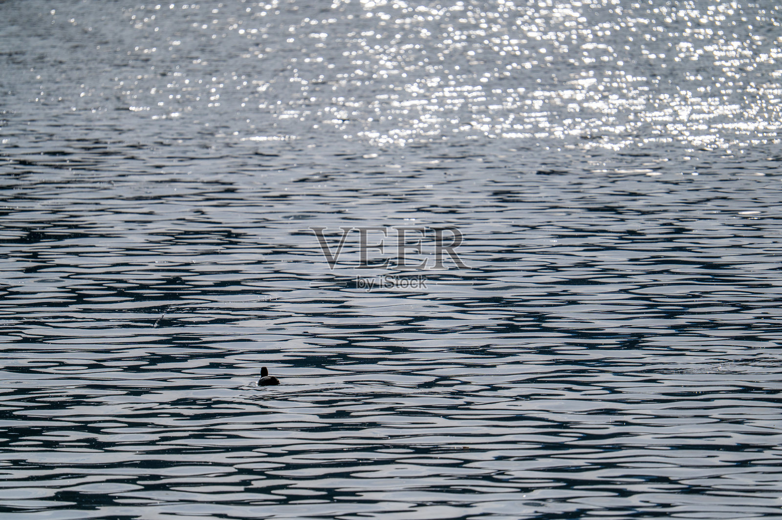 湖水在光线下的倒影照片摄影图片