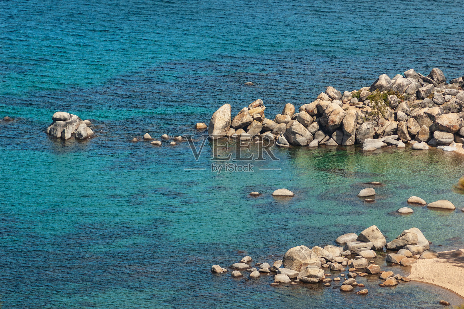 太浩湖岸边的光滑岩石照片摄影图片