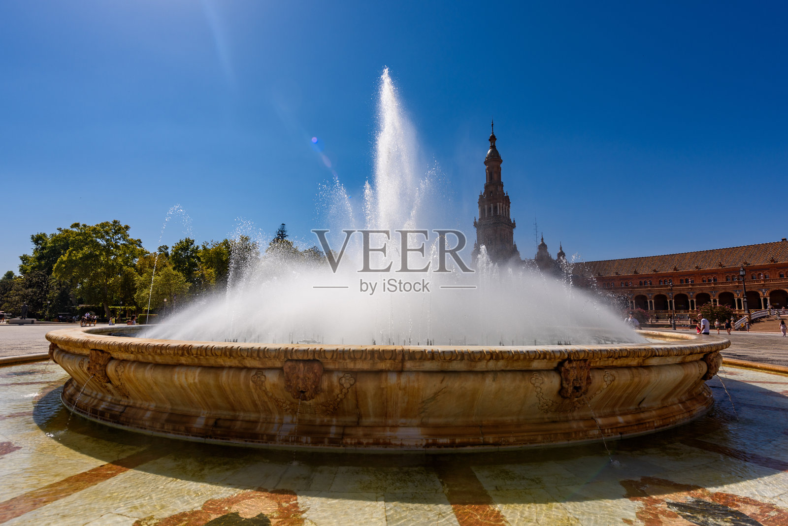 西班牙广场位于安达卢西亚的塞维利亚。西班牙广场建于1928年，位于西班牙塞维利亚的玛丽亚·路易莎公园内。照片摄影图片