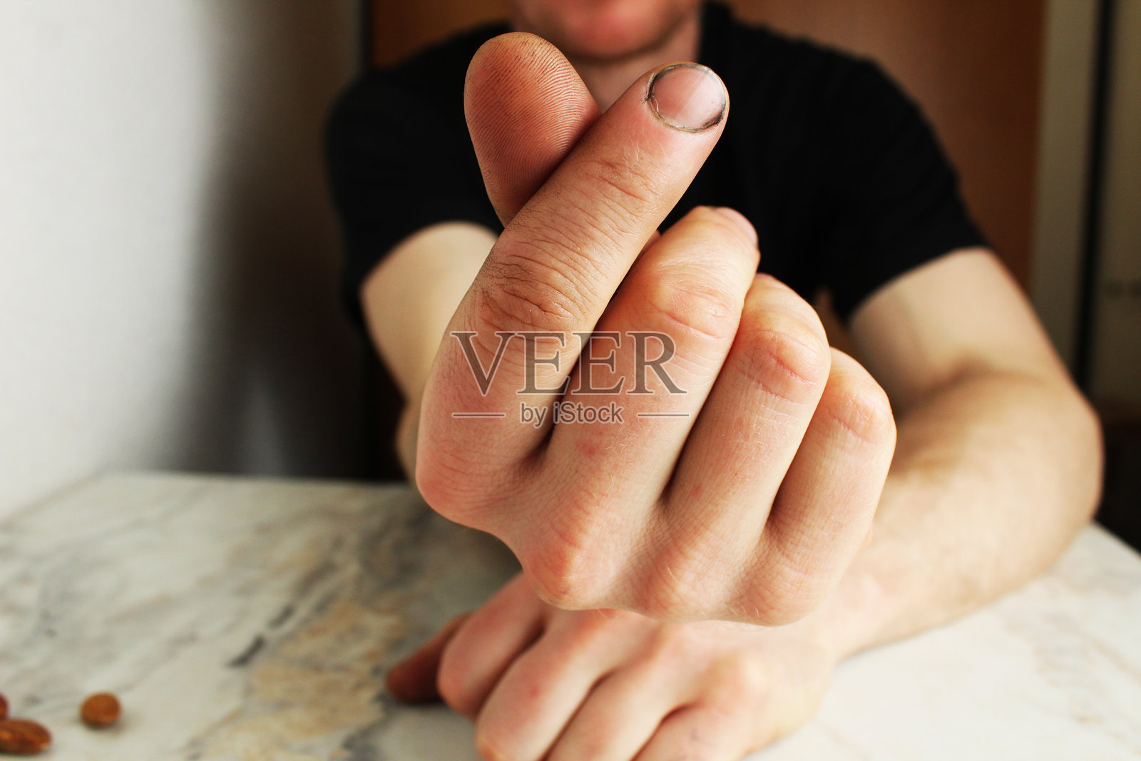 这个男孩用手指做出心形手势。爱的表现。关注的标志。照片摄影图片