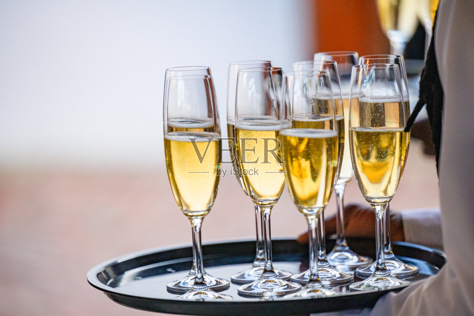 优雅庆祝活动中托盘上的香槟杯特写照片摄影图片