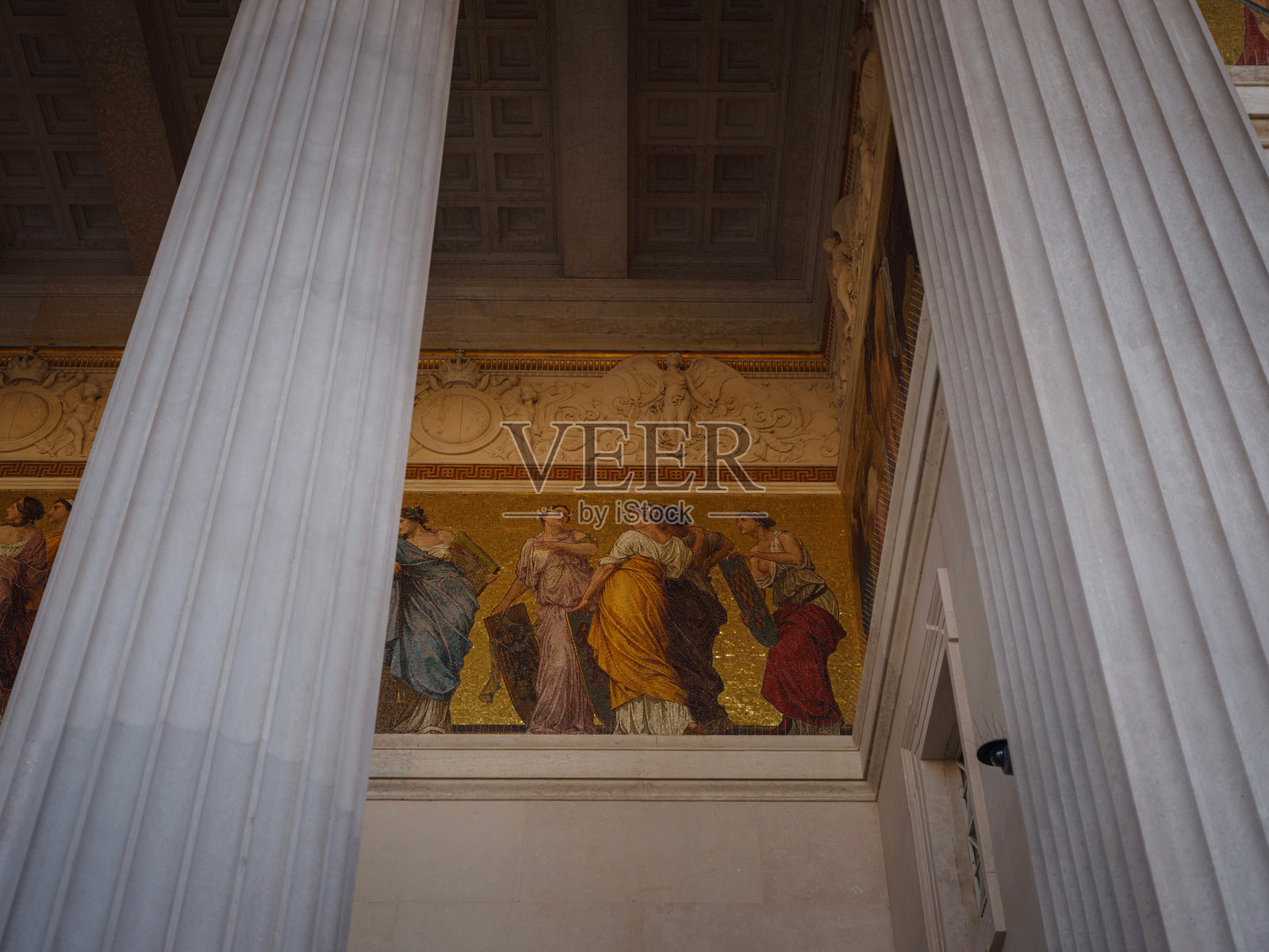 维也纳国会大厦在夏日阳光下照片摄影图片