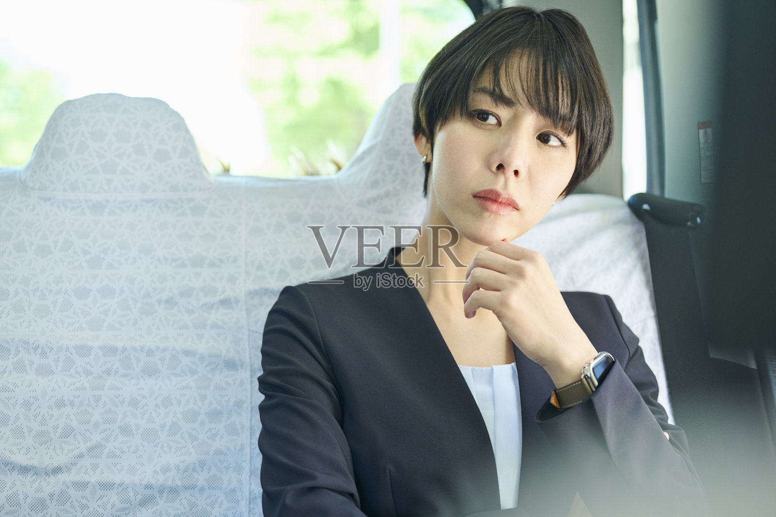 一位30多岁的女性办公室职员正在出租车上乘坐照片摄影图片