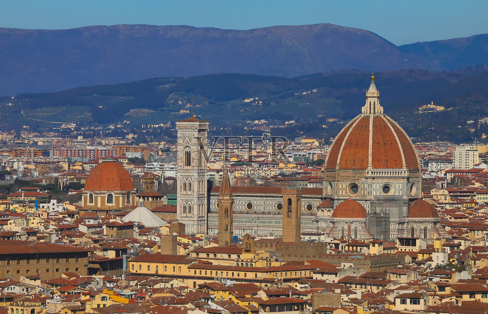 佛罗伦萨大教堂的完美视角，包含艺术家乔托的钟楼和建筑师布鲁内莱斯基的大圆顶，色彩鲜艳且细节丰富。照片摄影图片