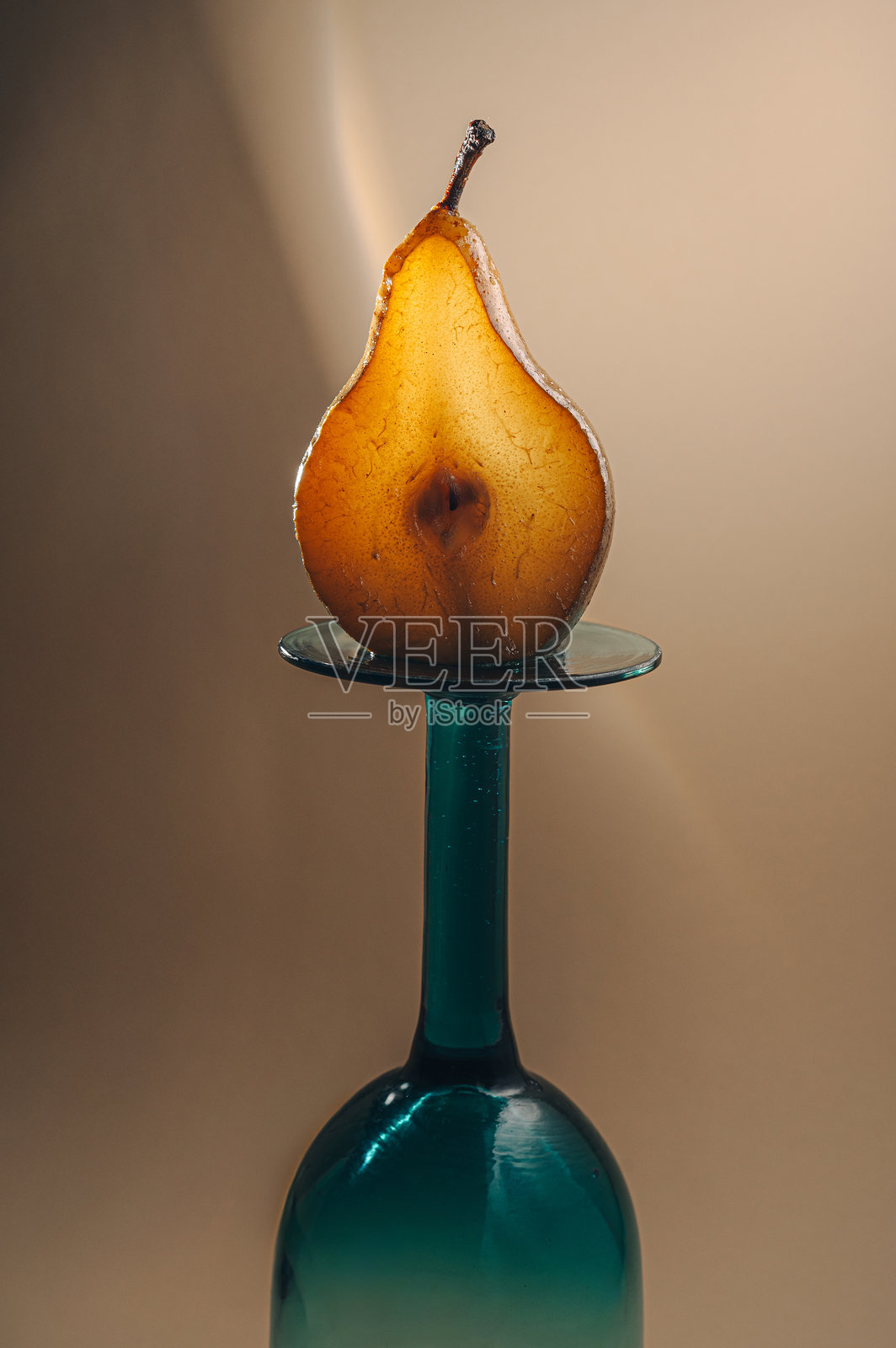 糖浆梨。餐厅菜肴。米色背景下的静物摄影。创意摄影。照片摄影图片
