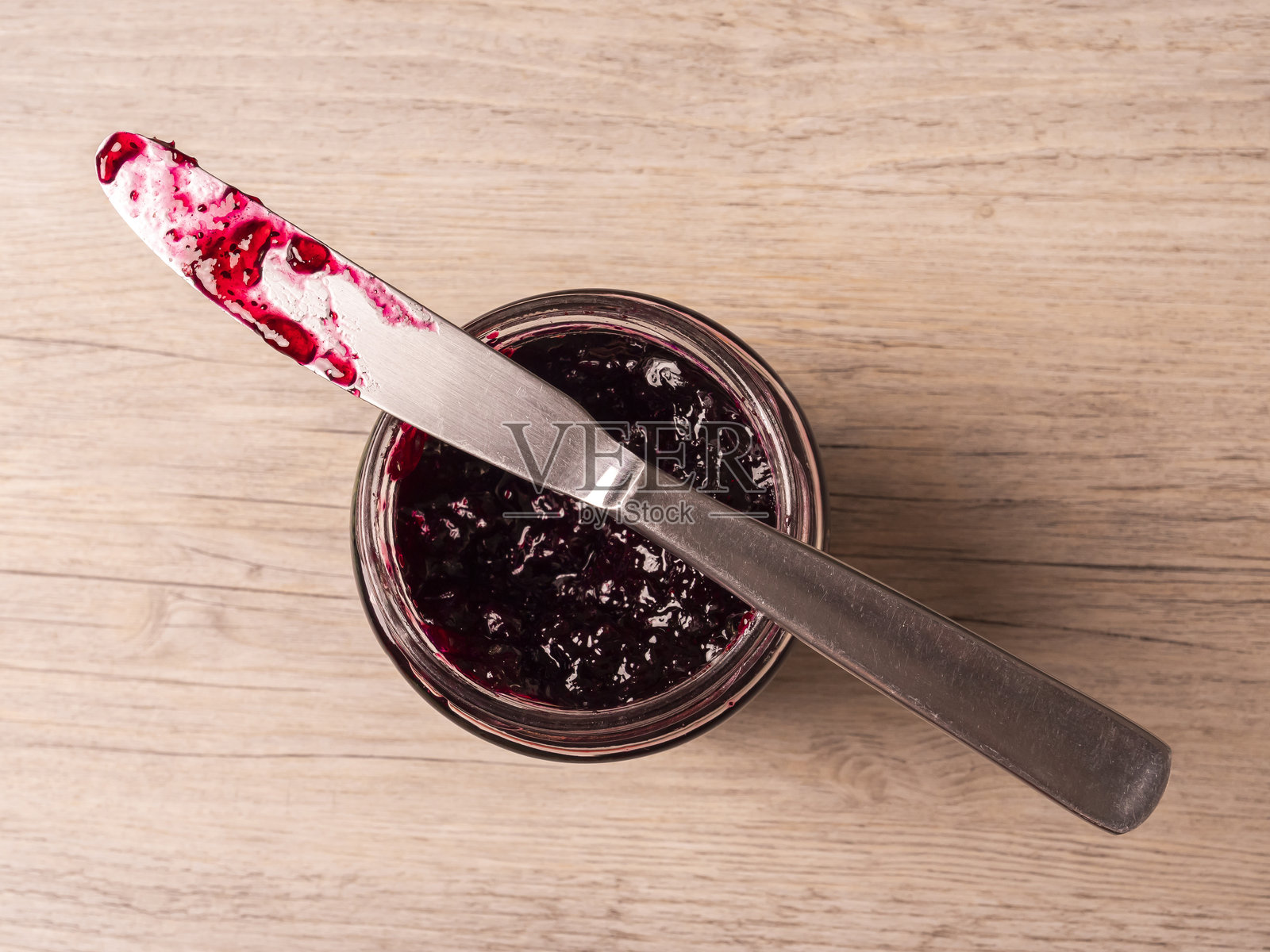 新鲜蓝莓和可颂面包的特写镜头，放在切菜板上照片摄影图片