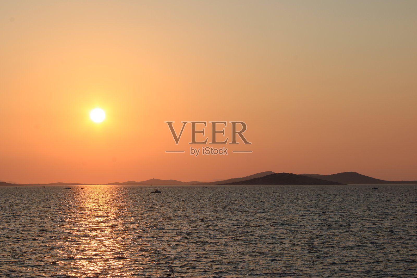 夏季海洋上的日落照片摄影图片