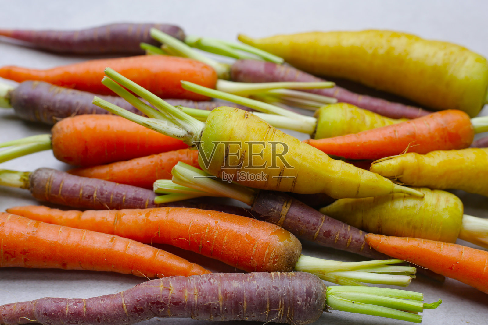 新鲜胡萝卜，成熟的胡萝卜照片摄影图片