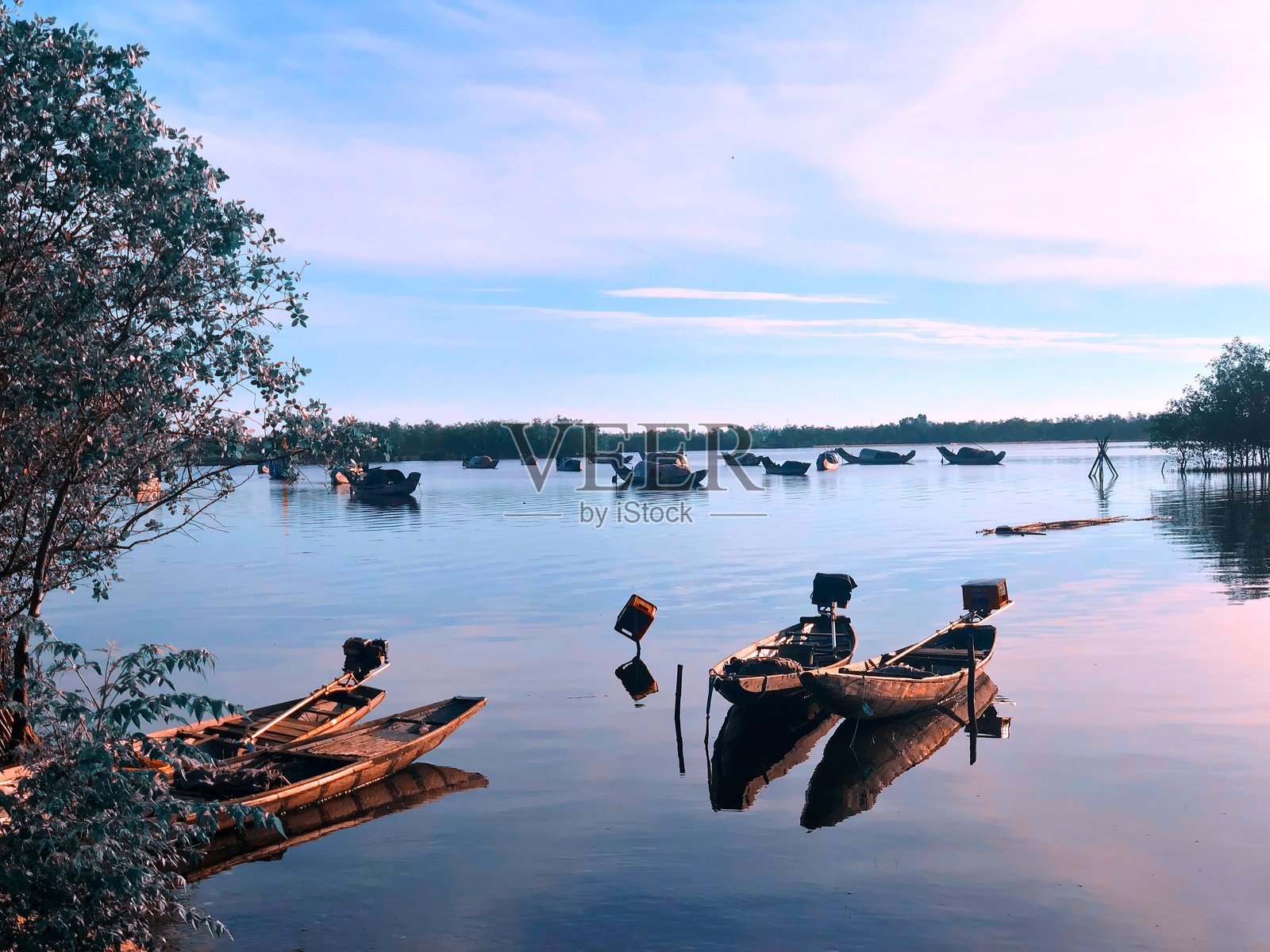 湖泊与天空的美丽景色照片摄影图片