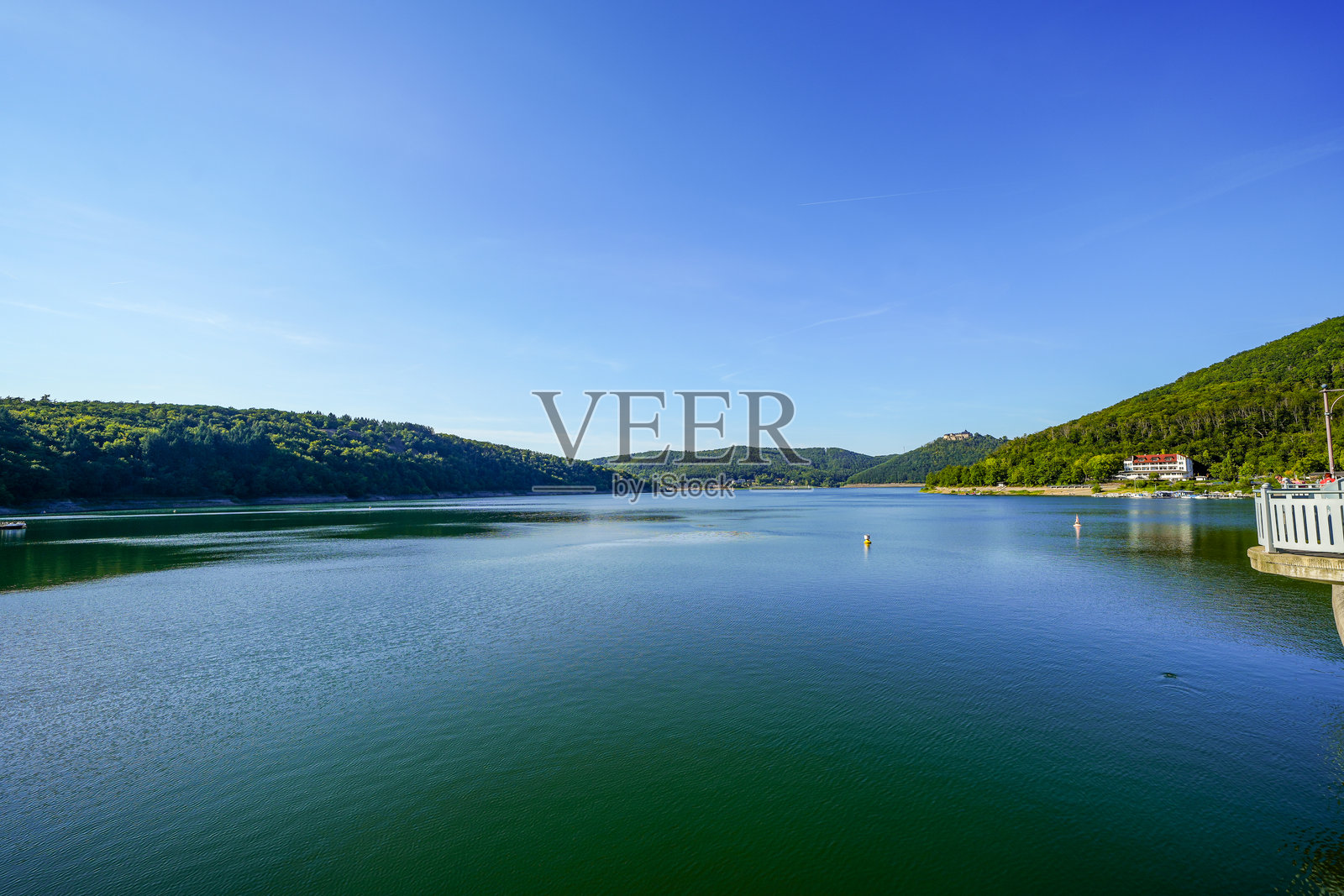 埃德湖及周围自然景观的视角。埃德谷的风景。照片摄影图片