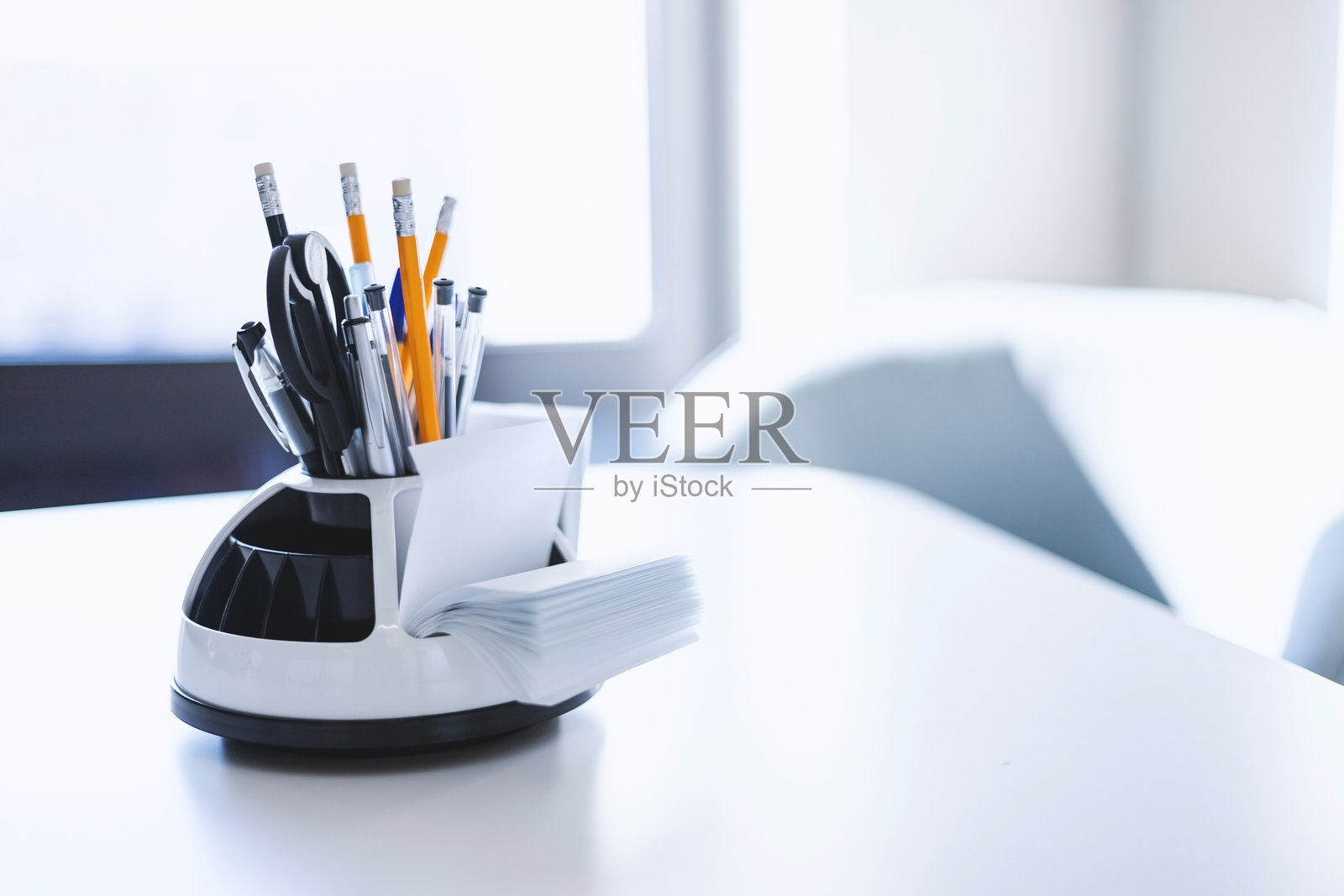 桌子上的办公用品照片摄影图片
