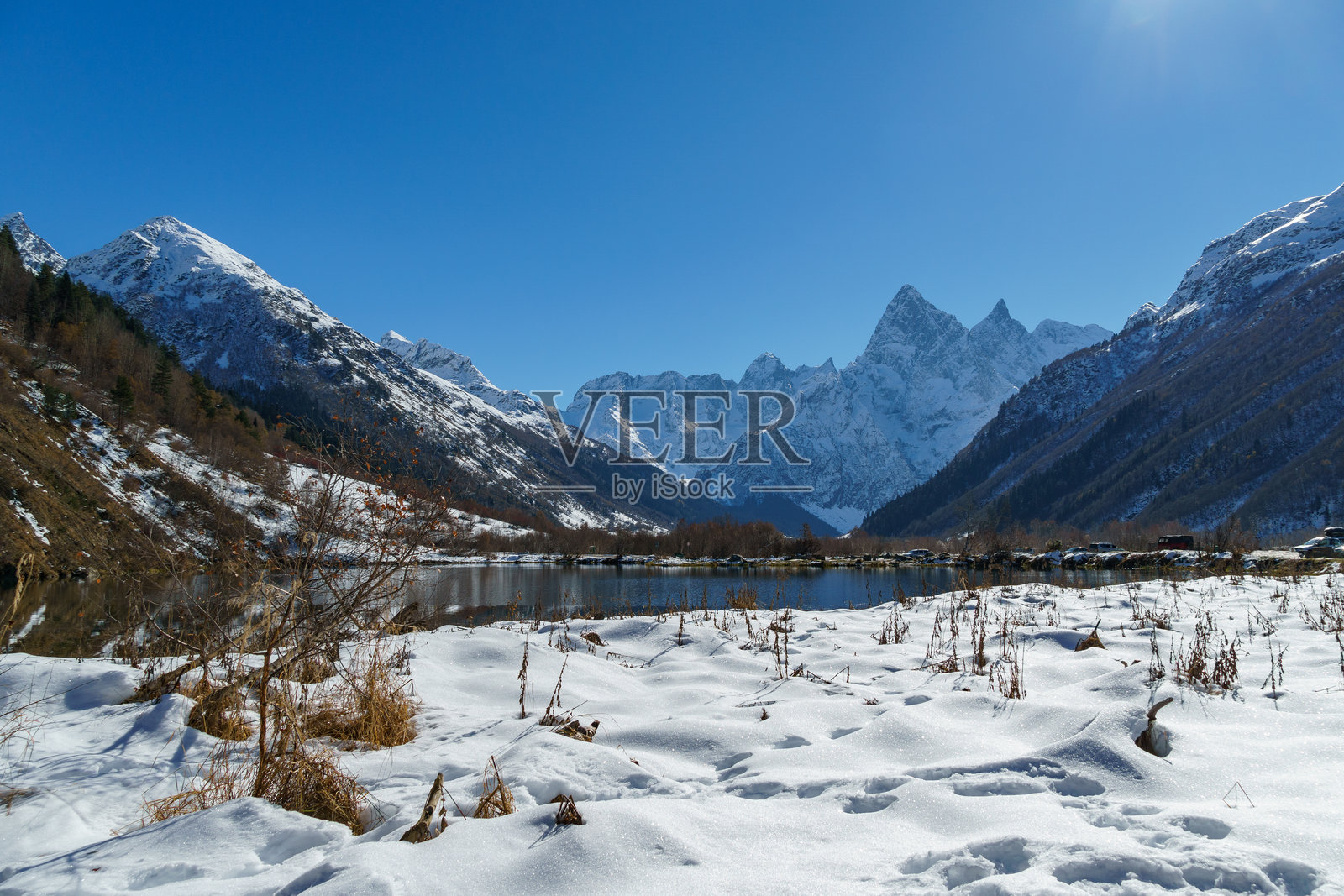 特伯金国家公园中戈纳赫基尔河谷的图曼利-盖尔湖或图曼利-科尔湖（雾湖）风景。俄罗斯卡拉恰伊-切尔克斯地区的多姆拜。照片摄影图片