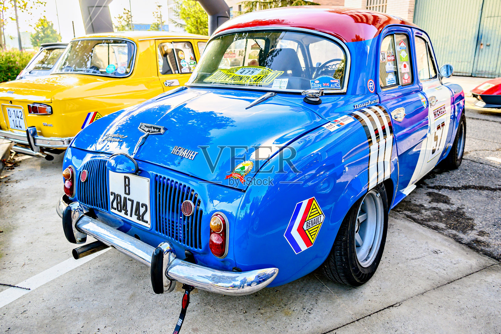 路边展示的经典车雷诺多芬戈尔迪尼。复古，古董照片摄影图片