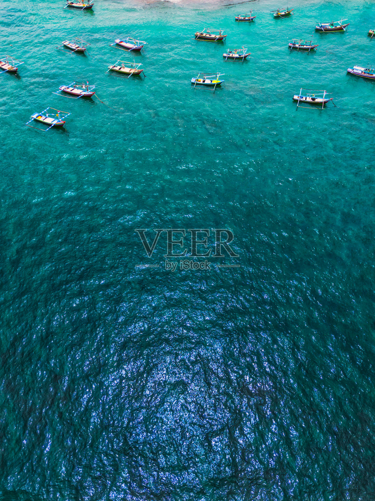 印尼海滩的自然景观，白色沙滩和蓝色海洋在晴朗的早晨。照片摄影图片