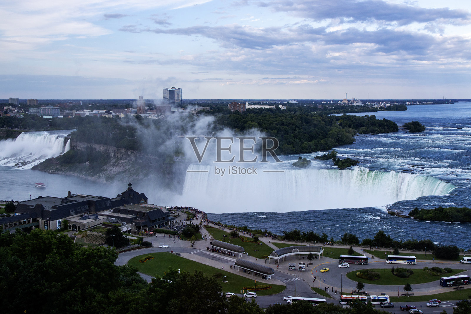 黄昏时分，尼亚加拉大瀑布的景色，雾气弥漫，周围环境郁郁葱葱。照片摄影图片