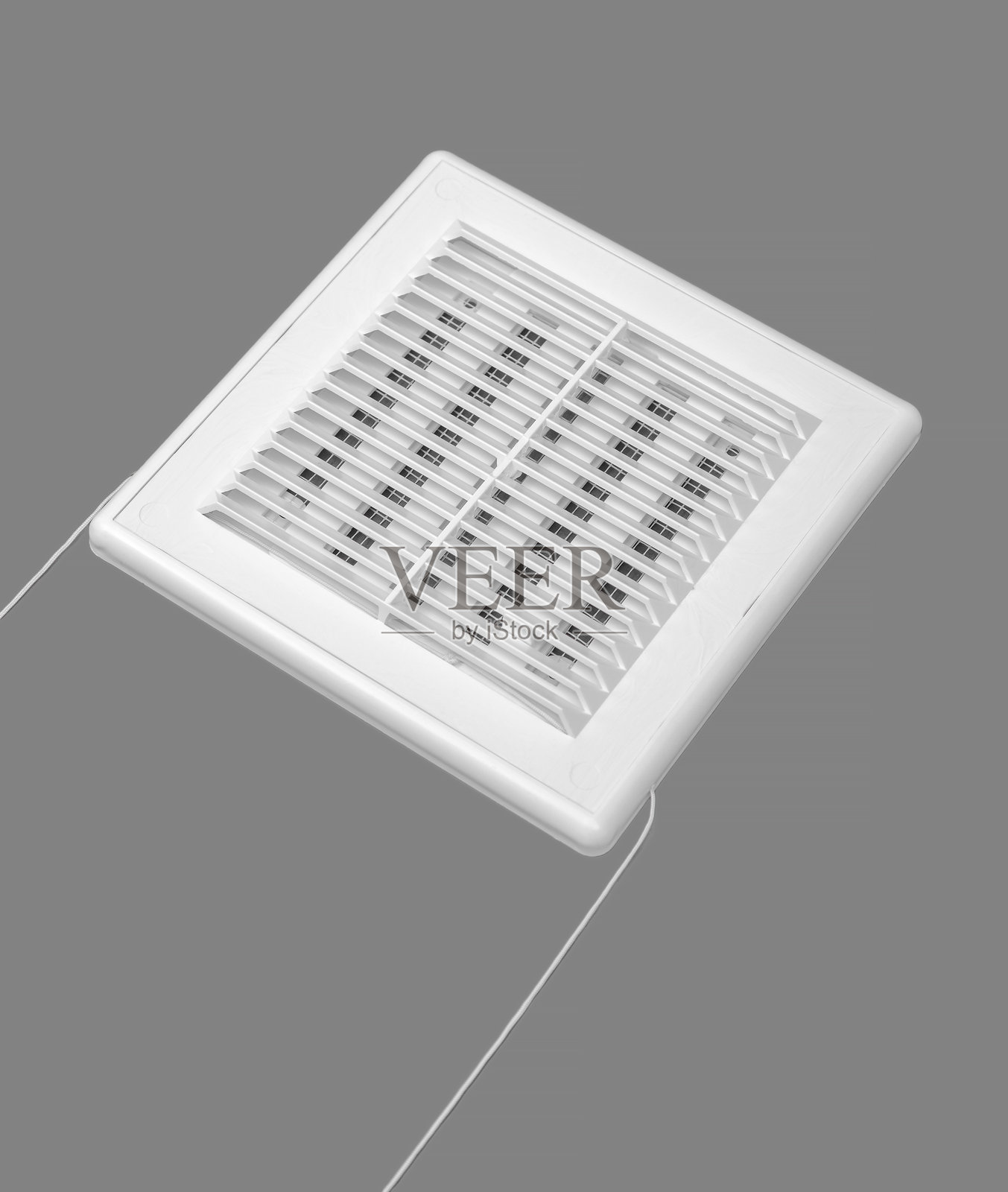 灰色背景上的白色通风格栅。方形，塑料材质。照片摄影图片