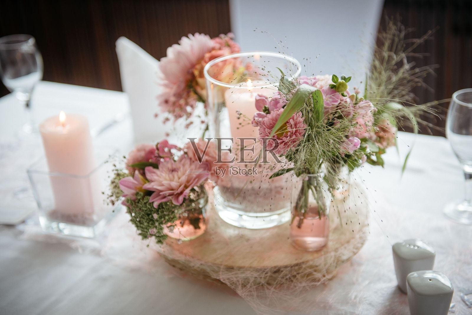 优雅的餐桌布置，配有花卉中心装饰。照片摄影图片