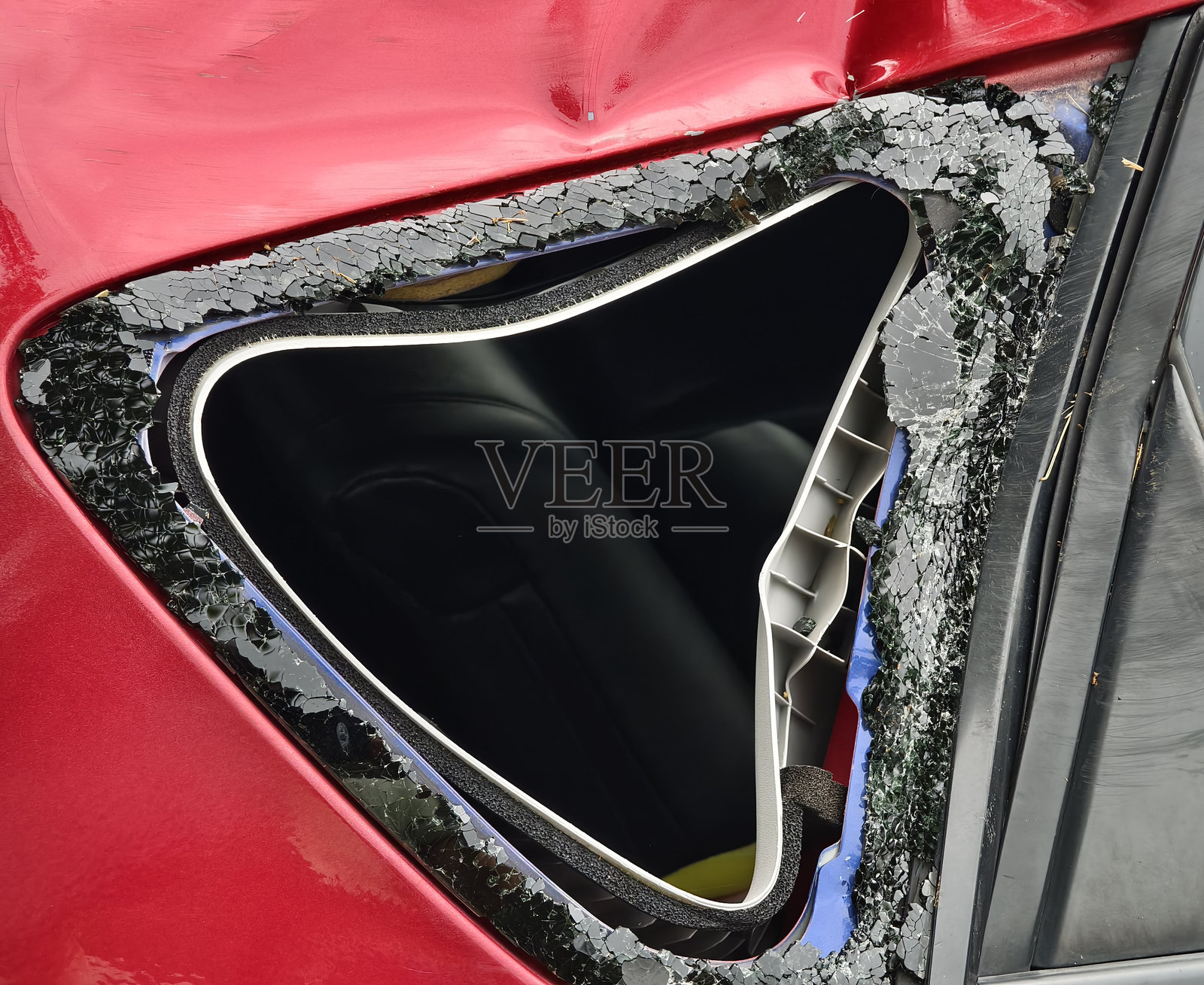 事故后被遗弃的汽车，周围环境茂密杂草丛生照片摄影图片