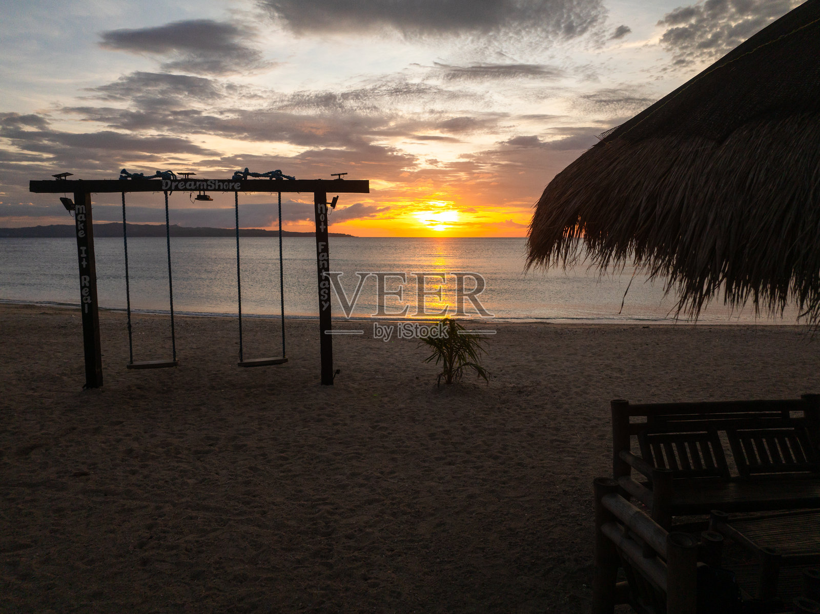菲律宾罗姆布隆省塔布拉斯的日落。照片摄影图片